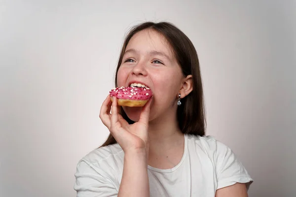 Menina Caucasiana Shirt Branca Comendo Donut Suas Mãos Com Esmalte — Fotografia de Stock