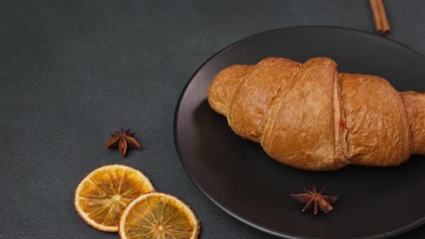 Közel Egy Finom Frissen Sült Croissant Feküdt Egy Fekete Lemezen — Stock videók