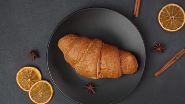 Top View Egy Finom Frissen Sült Croissant Feküdt Egy Fekete — Stock videók