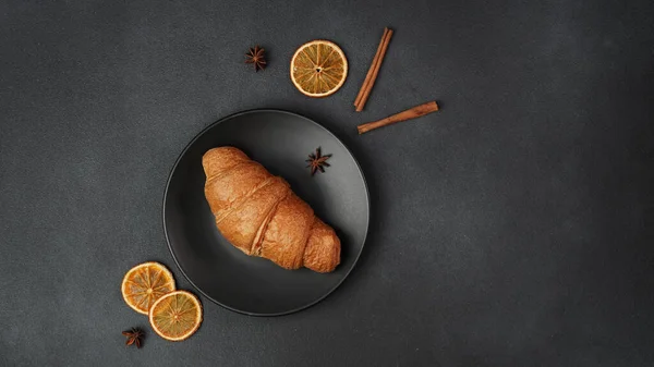 Vista Superior Delicioso Recém Assado Croissant Deitado Uma Placa Preta — Fotografia de Stock