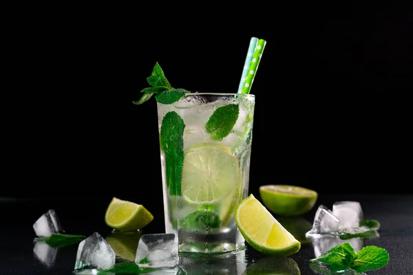 Refreshing Mojito Cocktail Lime Ice Cubes Green Mint Leaves Black — Stock Photo, Image