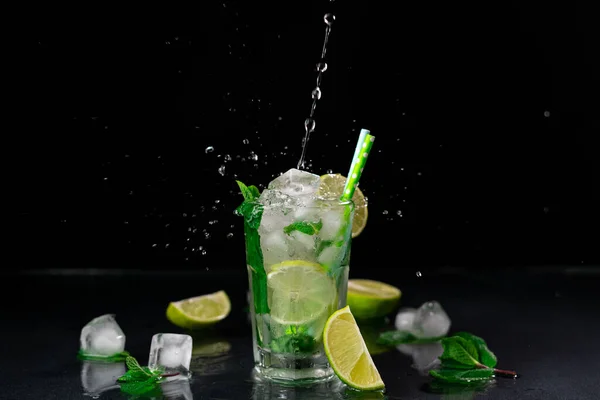 Горіючий Потік Води Склянку Мохіто Чорному Тлі Освіжаючий Mojito Cocktail — стокове фото