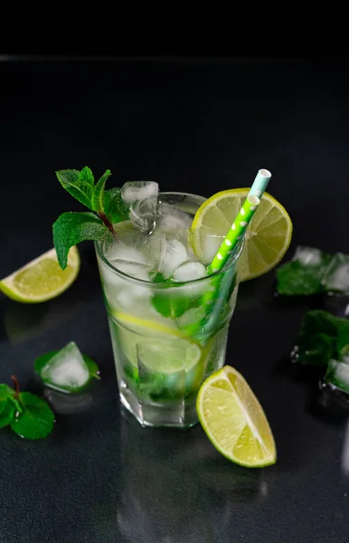 Erfrischender Mojito Cocktail Mit Limette Eiswürfeln Und Grünen Minzblättern Auf — Stockfoto