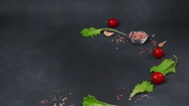 Masaya bir tabak Sezar salatası koyan beyaz bir adamın ellerine yakın çekim. Tavuklu Sezar Salatası, marul yaprakları, kiraz domatesleri, siyah tabakta rendelenmiş parmesan.