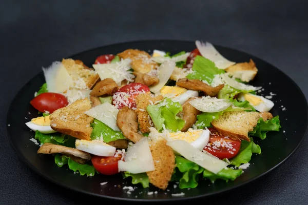 Close Uma Salada Caesar Com Frango Folhas Alface Tomates Cereja — Fotografia de Stock