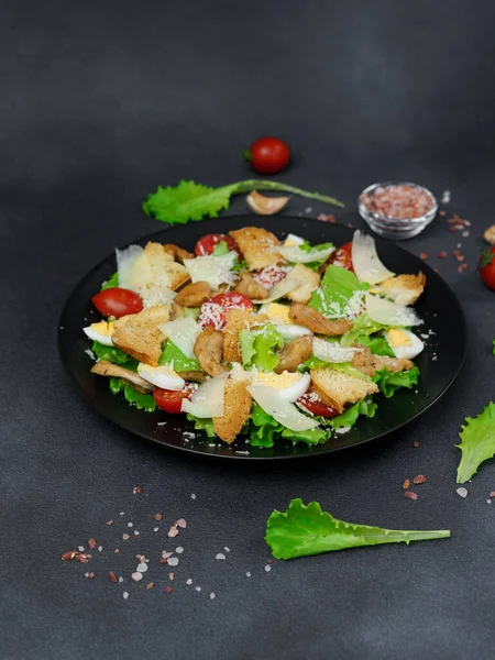 Caesar Salat Mit Huhn Salatblättern Kirschtomaten Geriebenem Parmesan Einem Schwarzen — Stockfoto