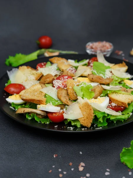 Închiderea Unei Salate Cezar Pui Frunze Salată Verde Roșii Cherry — Fotografie, imagine de stoc