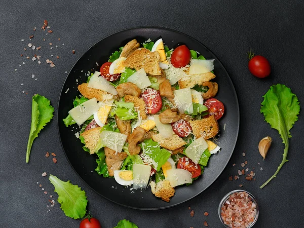 Draufsicht Auf Einen Caesar Salat Mit Huhn Salatblättern Kirschtomaten Geriebenem — Stockfoto
