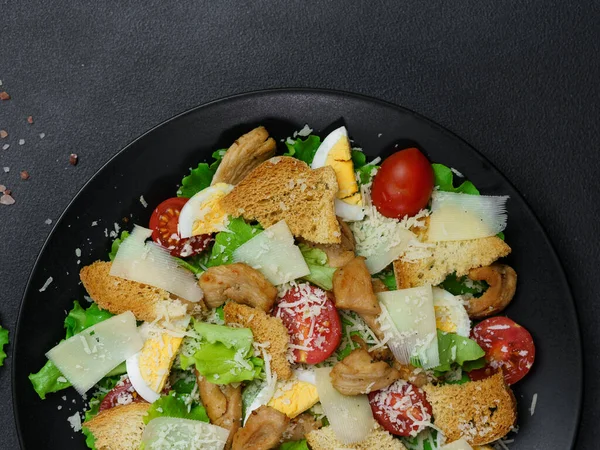 Vista Superior Uma Salada Caesar Com Frango Folhas Alface Tomates — Fotografia de Stock