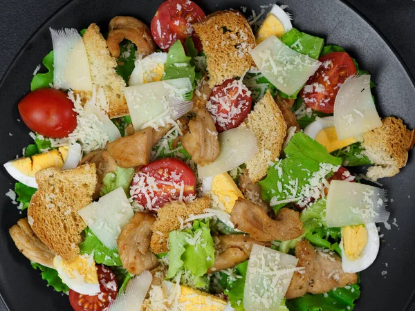 Großaufnahme Eines Caesar Salats Mit Huhn Salatblättern Kirschtomaten Geriebenem Parmesan — Stockfoto