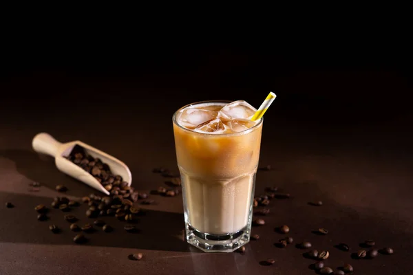 Cappuccino Dengan Batu Kaca Tinggi Terhadap Latar Belakang Hitam Kopi — Stok Foto