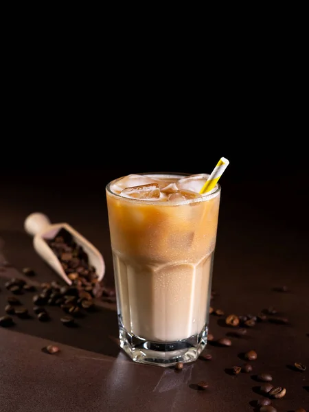 Cappuccino Mit Eiswürfeln Einem Hohen Glas Vor Schwarzem Hintergrund Eiskaffee — Stockfoto