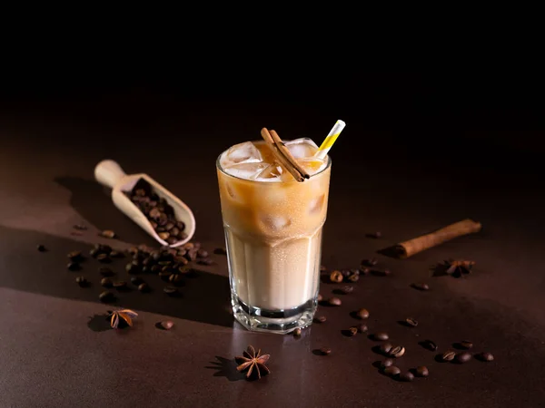 黒を背景に背の高いガラスの中にアイスキューブとカプチーノ アイスコーヒーとミルクをグラスに入れて — ストック写真