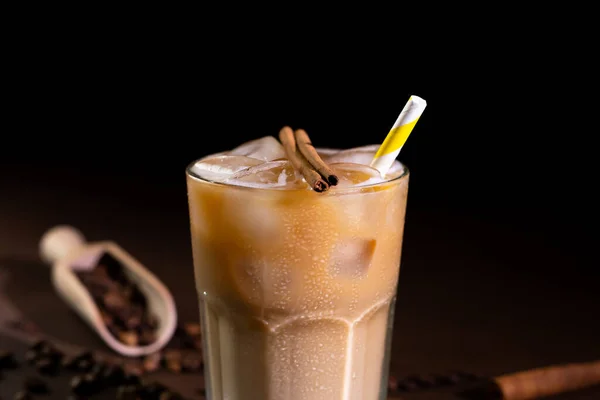 Cappuccino Παγάκια Ψηλό Ποτήρι Μαύρο Φόντο Παγωμένος Καφές Γάλα Ποτήρι — Φωτογραφία Αρχείου