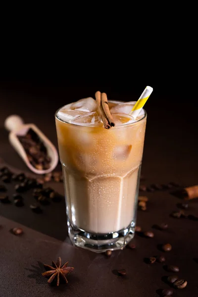Cappuccino Mit Eiswürfeln Einem Hohen Glas Vor Schwarzem Hintergrund Eiskaffee — Stockfoto