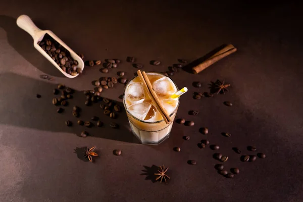Pandangan Atas Cappuccino Dengan Batu Kaca Tinggi Dengan Latar Belakang — Stok Foto