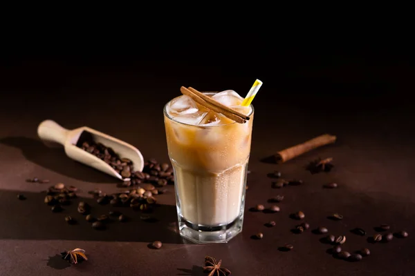 Капучино Кубиками Льда Высоком Стекле Черном Фоне Холодный Кофе Молоком — стоковое фото