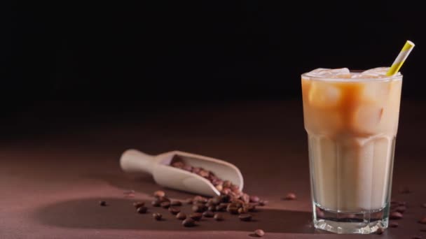 Cappuccino Kostkami Lodu Wysokiej Szklance Czarnym Tle Mrożona Kawa Mlekiem — Wideo stockowe