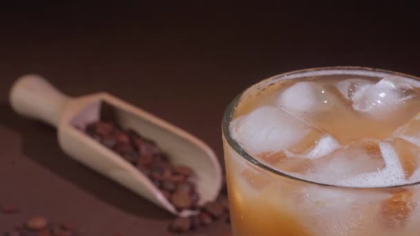 Zbliżenie Cappuccino Kostkami Lodu Wysokiej Szklance Czarnym Tle Mrożona Kawa — Wideo stockowe