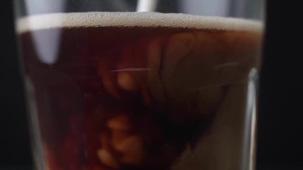 Rallentatore Versamento Del Latte Nella Bevanda Del Caffè Caffè Versando — Video Stock