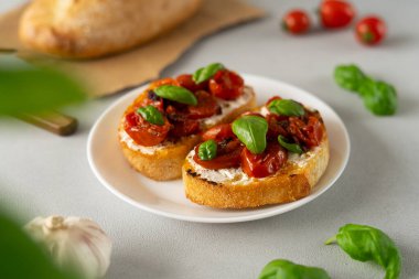 Ricotto peynirli, kirazlı domatesli fesleğen, gri beton kaplamalı sarımsak. Yiyecekler. Gıda arkaplanı