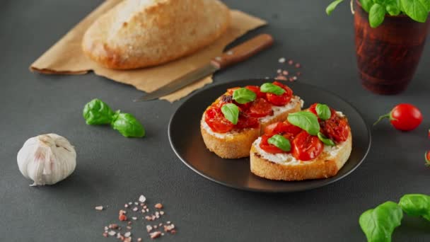 Ricotto Peyniri Vişneli Domates Fesleğen Siyah Arka Planda Sarımsak Yiyecekler — Stok video