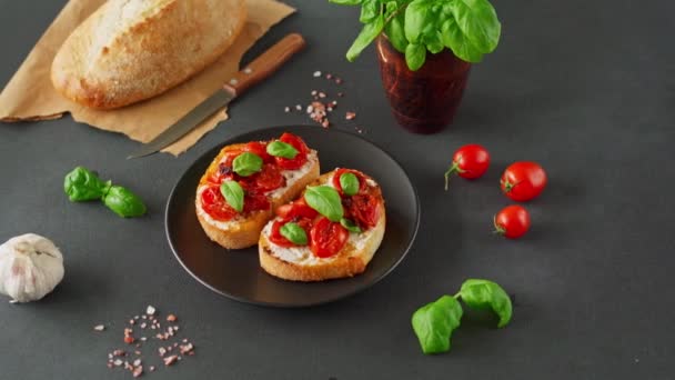 Bruschetta Con Queso Ricotto Tomates Cherry Albahaca Ajo Sobre Fondo — Vídeo de stock