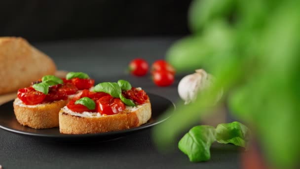 意大利面 意大利乳酪和樱桃番茄 大蒜在黑色背景 食品背景 后续行动 — 图库视频影像