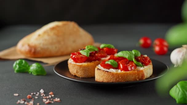 Bruschetta Con Queso Ricotto Tomates Cherry Albahaca Ajo Sobre Fondo — Vídeos de Stock