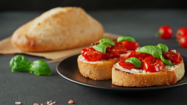 意大利面 意大利乳酪和樱桃番茄 大蒜在黑色背景 食品背景 Close — 图库视频影像
