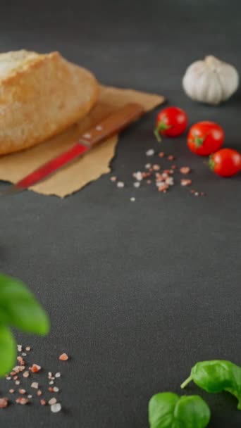 Bruschetta Brânză Ricotto Roșii Cherry Busuioc Usturoi Fundal Negru Mâna — Videoclip de stoc