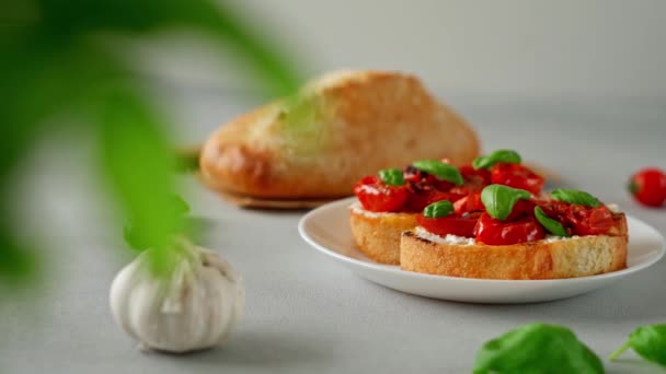 意大利面 樱桃番茄 灰色混凝土背景 食品背景 后续行动 — 图库视频影像
