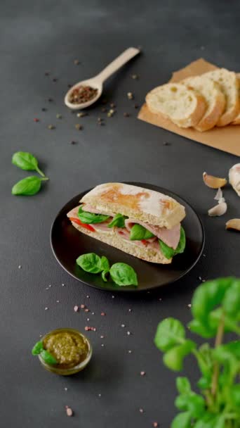 Mani Degli Uomini Raccolgono Piatto Sandwich Chiabatta Con Prosciutto Basilico — Video Stock