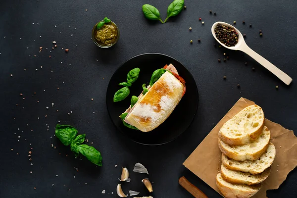 Sandwich Ciabatta Com Presunto Molho Pesto Tomates Manjericão Sobre Fundo — Fotografia de Stock