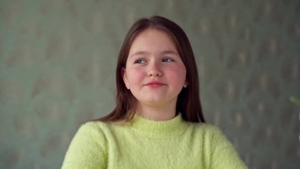 Χαριτωμένο Κοριτσάκι Casual Ρούχα Κρατώντας Δείκτη Δάχτυλο Μεγάλη Νέα Ιδέα — Αρχείο Βίντεο