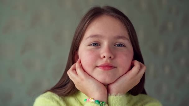 Πορτρέτο Κοριτσάκι Κοιτάζοντας Κάμερα Κοντινό Πλάνο Ενός Μικρού Καυκάσιου Χαμογελαστού — Αρχείο Βίντεο