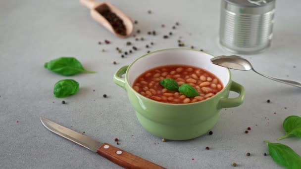 Baked Beans Tomatensaus Een Bord Tegen Een Grijze Achtergrond Eten — Stockvideo