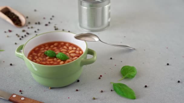 Baked Beans Tomatensaus Een Bord Tegen Een Grijze Achtergrond Eten — Stockvideo