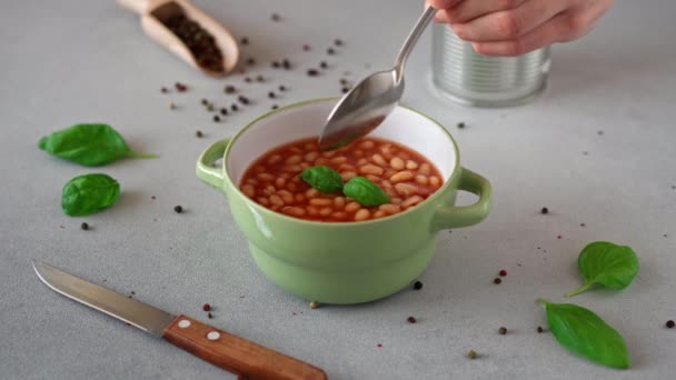 Baked Beans Tomatensaus Een Bord Tegen Een Grijze Achtergrond Man — Stockvideo