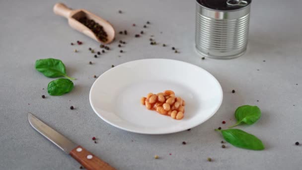 Baked Beans Tomatensaus Een Bord Tegen Een Grijze Achtergrond Man — Stockvideo