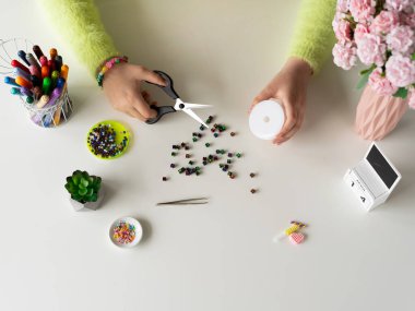 Minik Kız El Saçlı Mücevher Manzarası