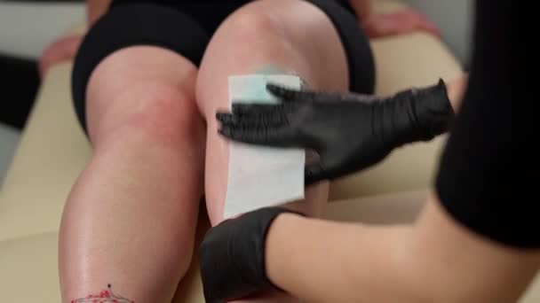 Usta Müşterinin Ayaklarına Tüy Dökücü Krem Yapıyor Legs Verilen Ilaç — Stok video