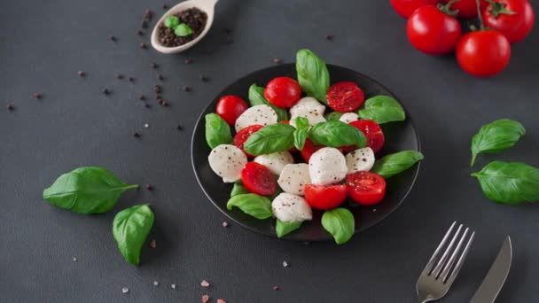 Zbliżenie Sałatka Caprese Pomidorem Mozzarellą Bazylią Włoskie Jedzenie — Wideo stockowe