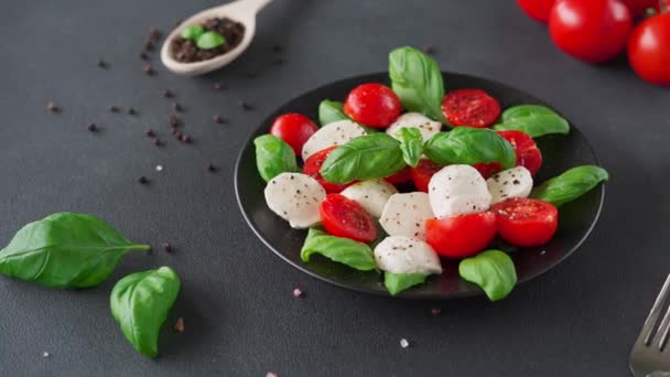 Ensalada Caprese Italiana Con Tomates Rodajas Queso Mozzarella Albahaca Aceite — Vídeos de Stock