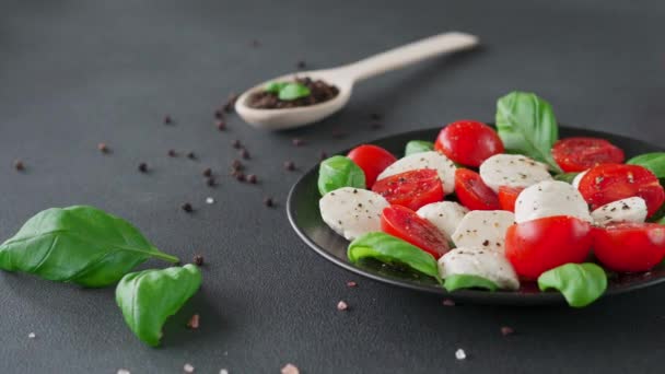 Salada Caprese Italiana Com Tomate Fatiado Queijo Mussarela Manjericão Azeite — Vídeo de Stock