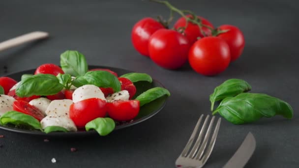 サラダのクローズアップトマトとカプレーゼ モッツァレラチーズとバジル イタリア料理 — ストック動画