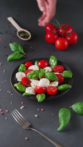 Închiderea Salatei Caprese Roșii Mozzarella Busuioc Mâncare Italiană Video Vertical — Videoclip de stoc