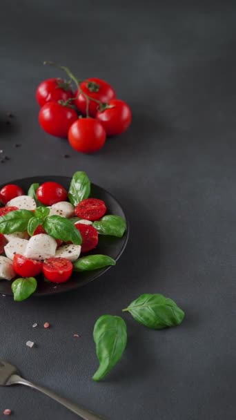 Salada Caprese Com Tomate Maduro Queijo Mussarela Com Folhas Manjericão — Vídeo de Stock