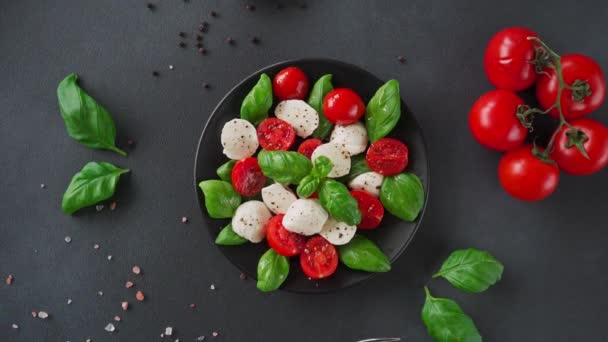 Salată Caprese Roșii Coapte Brânză Mozzarella Frunze Proaspete Busuioc Fundal — Videoclip de stoc
