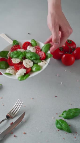 Ensalada Caprese Con Tomate Mozzarella Albahaca Comida Italiana Vídeo Vertical — Vídeo de stock